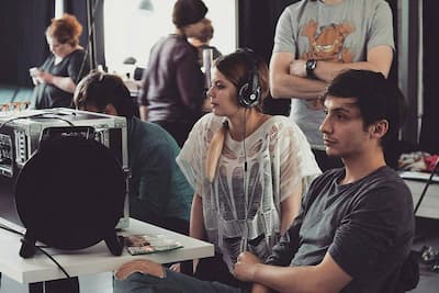 Studio fotograficzne do nagrań wideo i wywiadów: Jak przygotować plan, by uniknąć problemów